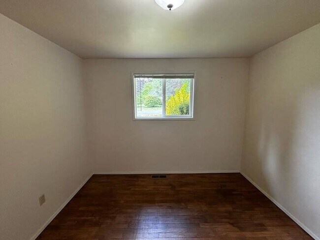 Building Photo - Charming 3-Bedroom Rambler with Spacious Yard & Convenient Location