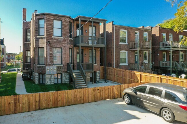 Building Photo - Perfect for BJC Residents/Frequenters