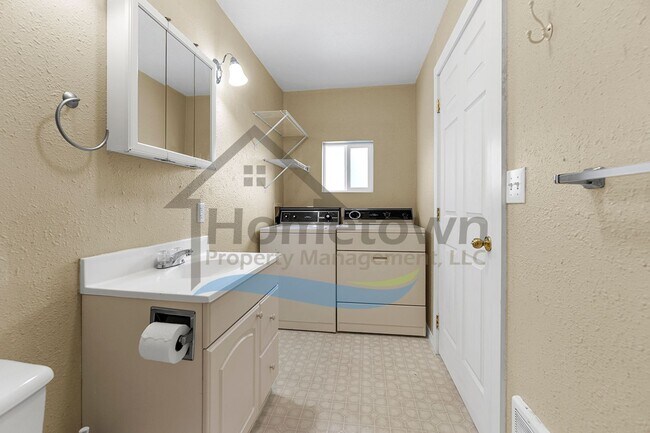 Building Photo - 1 Bedroom Cottage with Off-Street Parking Available in Midtown Coeur d'Alene!