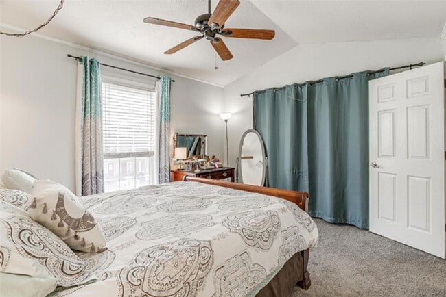 Building Photo - MOVE IN SPECIAL 3rd month FREE - Lovely 2-...