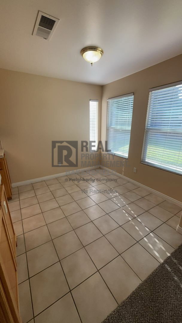 Building Photo - 9913 Pavilion Dr
