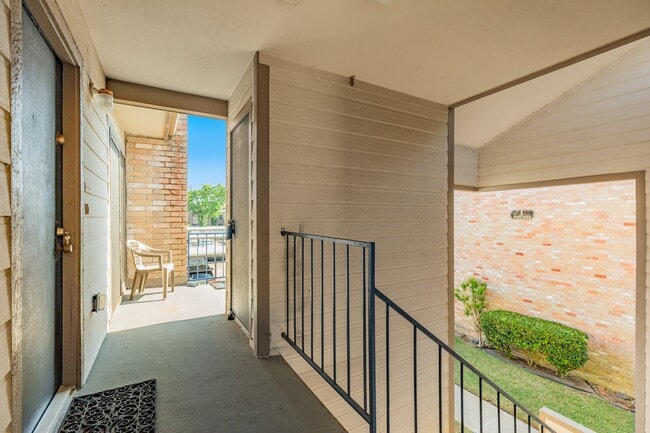 Building Photo - 7140 N Holiday Dr