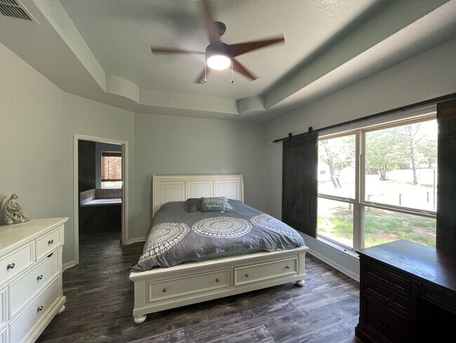 Building Photo - Gorgeous 3 BD/2 BA Home on 2 ACRES in La V...