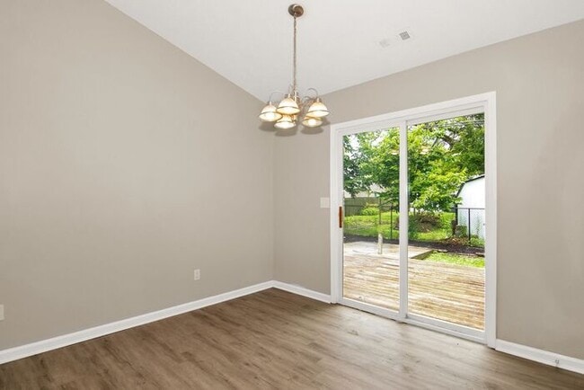 Building Photo - 5 Ashwood Cir