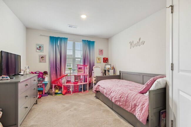 Building Photo - Townhouse in Tega Cay Available NOW! MOVE IN SPECIAL! $300 off 1st Month's Rent if Moved in by Ja...