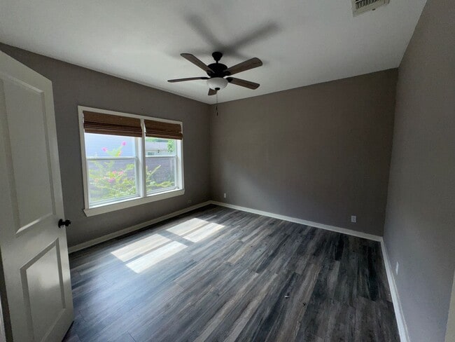 Building Photo - Lovely 3 Bedroom, 2 Bath Bungalow in the H...