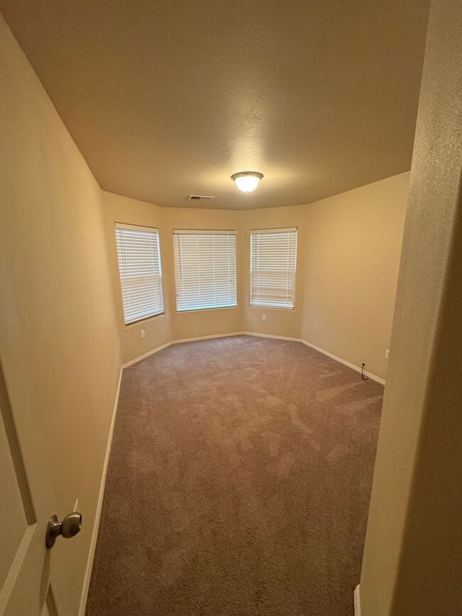 Building Photo - $400 off your first months rent Sonoma Ran...