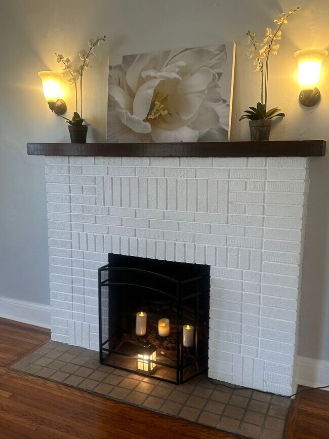 Building Photo - 3 bedroom 2 bath beautiful home with tons of character!