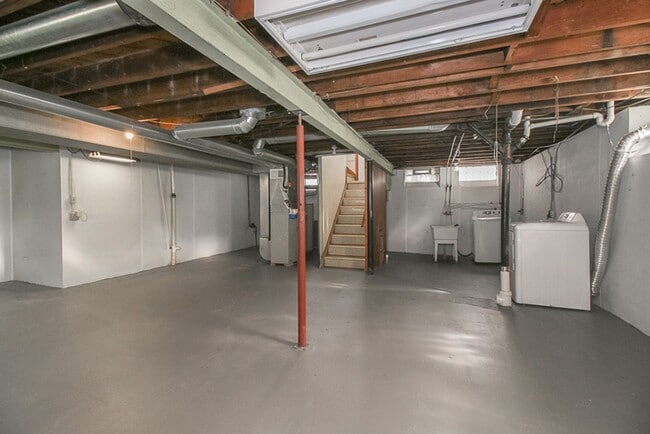 Building Photo - 3 bedroom Spacious Cape Cod!