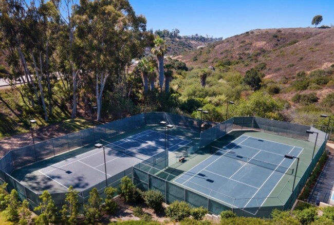 Building Photo - *** MUST SEE 2/2.5 TOWNHOME WITH TWO CAR G...