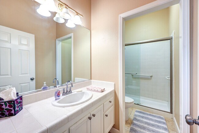 Building Photo - OPEN FLOOR PLAN WITH SIDEYARD PARKING AND ...