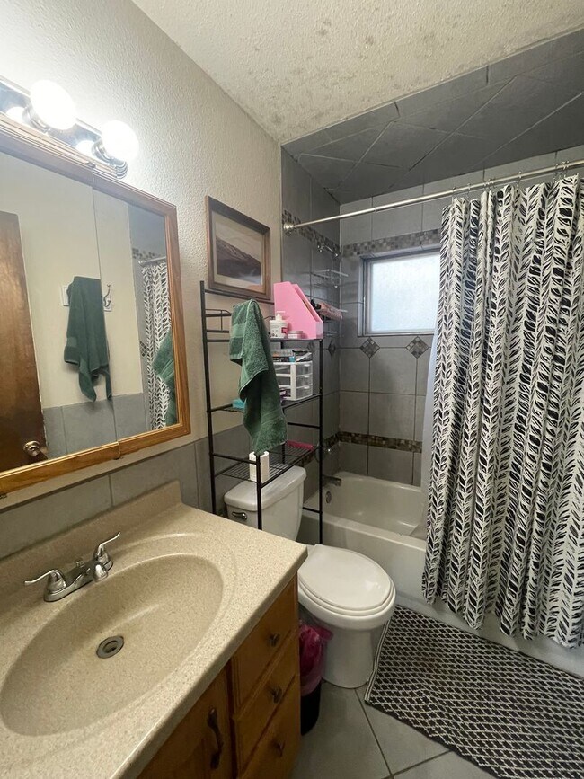 Building Photo - STUDENTS WELCOME! Spacious Home in West Ft. Collins w/ Large Fenced Yard, Garage