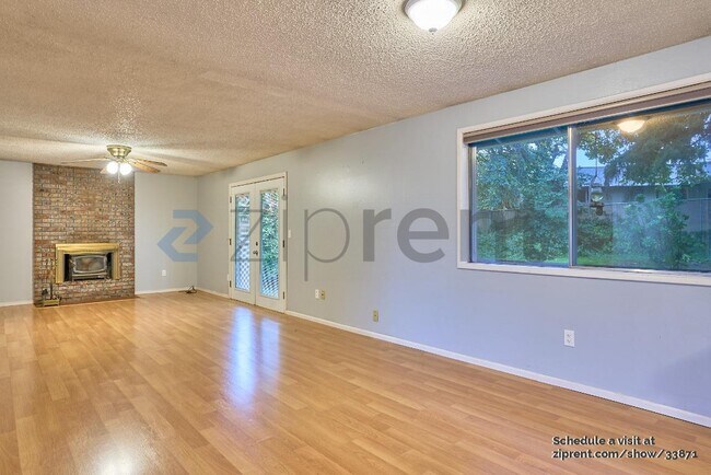 Building Photo - 3300 NE Robin Ct