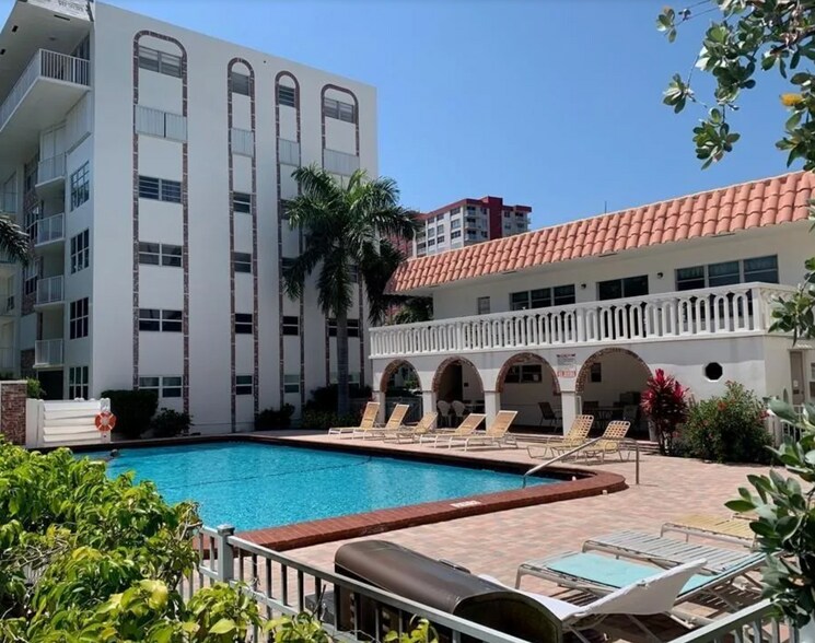 Great Pool area with umbrellas and lounge chairs - 3181 S Ocean Dr