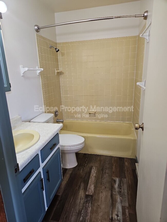 Building Photo - 9 River Dr