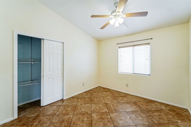 Building Photo - Spacious 4BR House in Tucson