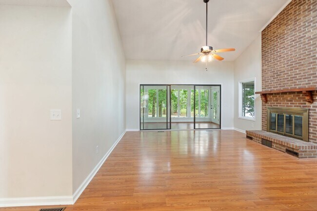 Building Photo - 3 Bedroom Contemporary Carolina Trace Home...