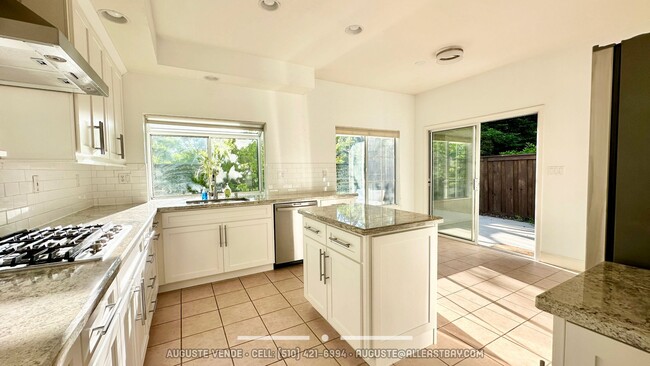 Building Photo - Stunning and Spacious Home in Amazing Cond...