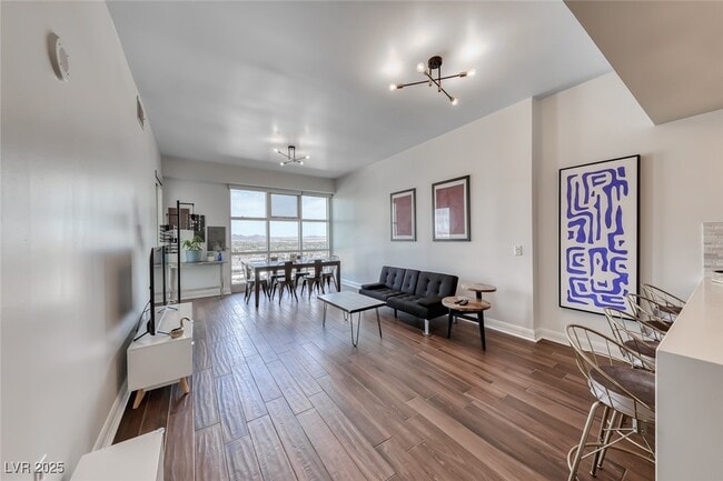 Building Photo - 150 S Las Vegas Blvd