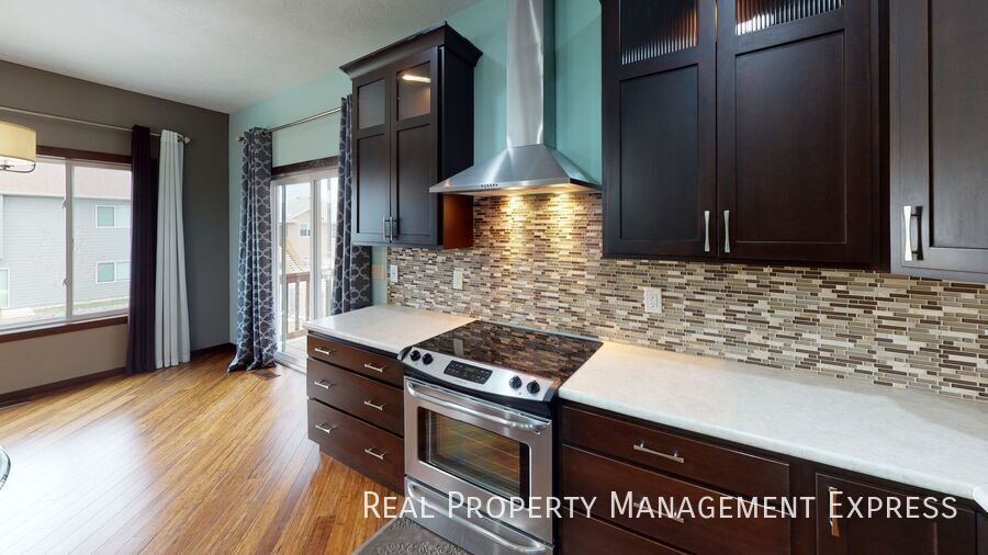 Building Photo - 4 Bed 3 Bath Luxury Home with 3 Stall Gara...