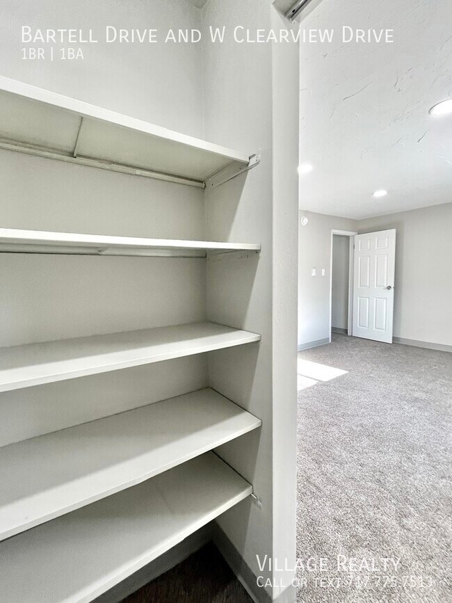 Building Photo - 51 W Clearview Dr