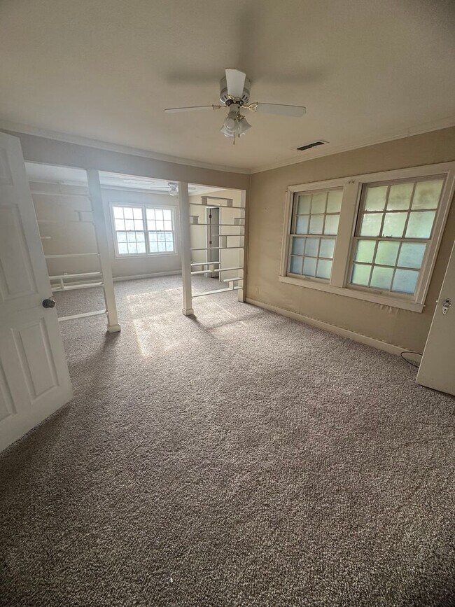 Building Photo - 901 W 14th St