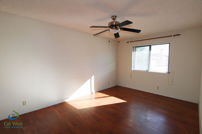 Building Photo - $2795 - Lovely Upstairs 2 Bed/1Bath Condo ...