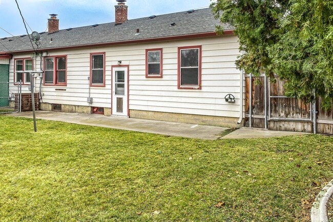 Building Photo - 2-Bed 1-Bath Duplex Unit in the Heart of R...