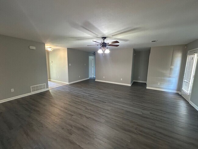 Building Photo - Spacious 4 bedroom China Spring Home