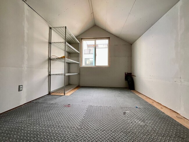 Building Photo - Beautiful Leschi Townhome with Fenced Yard