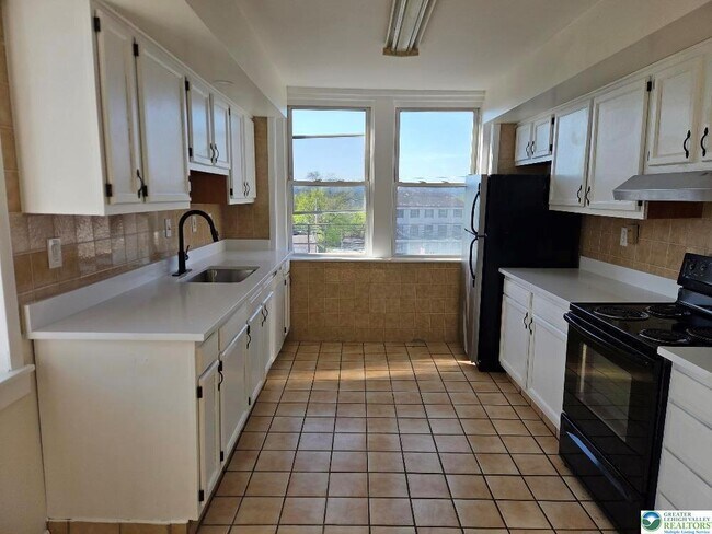 Building Photo - 312 S 17th St