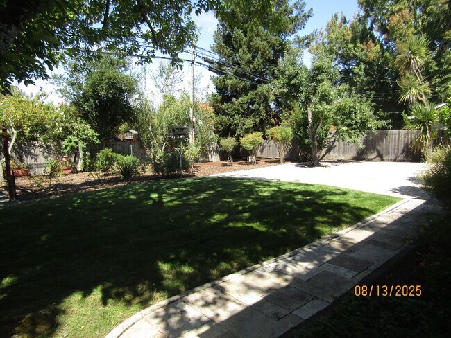 Building Photo - Beautiful single story home with amazing b...