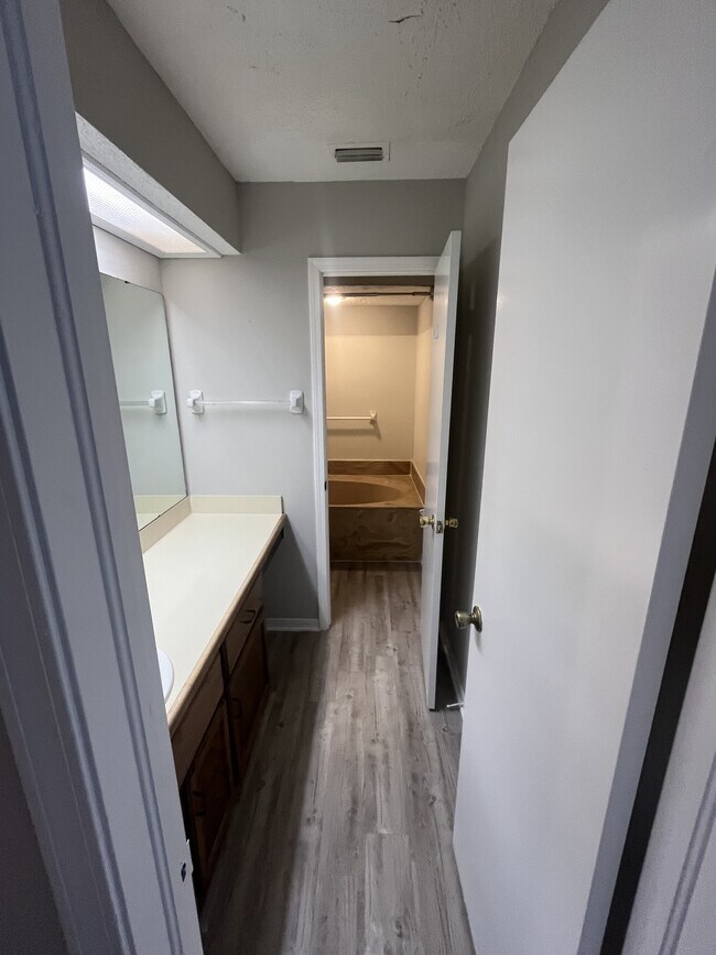 Building Photo - 5544 Cabot Dr N