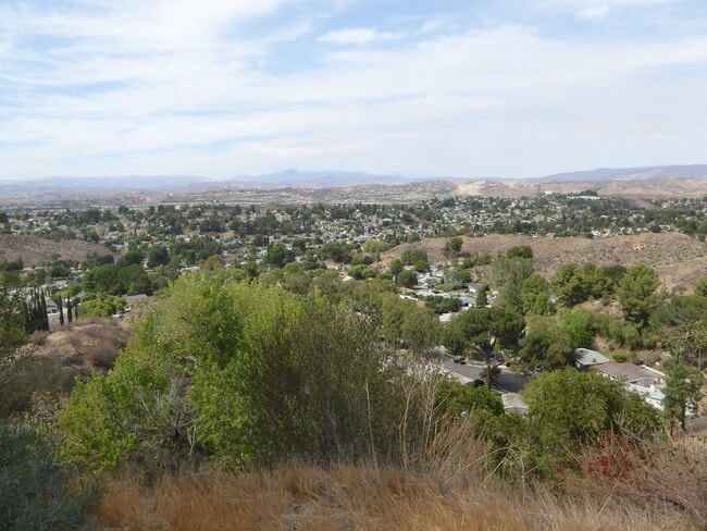 Building Photo - 3 Bedroom Pool Home in Saugus!