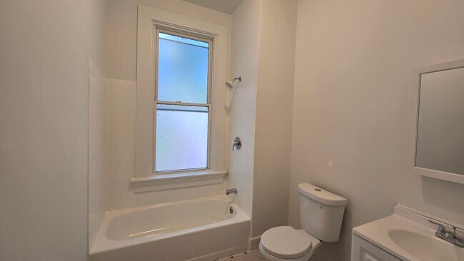 Building Photo - 2-BED SECTION 8 APPROVED