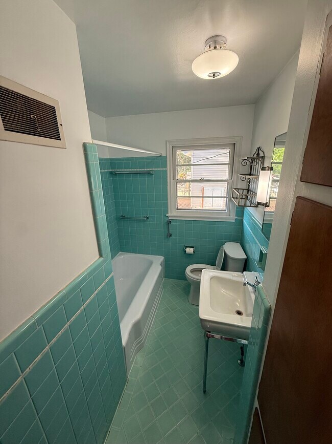 Building Photo - 2020 N 61st St