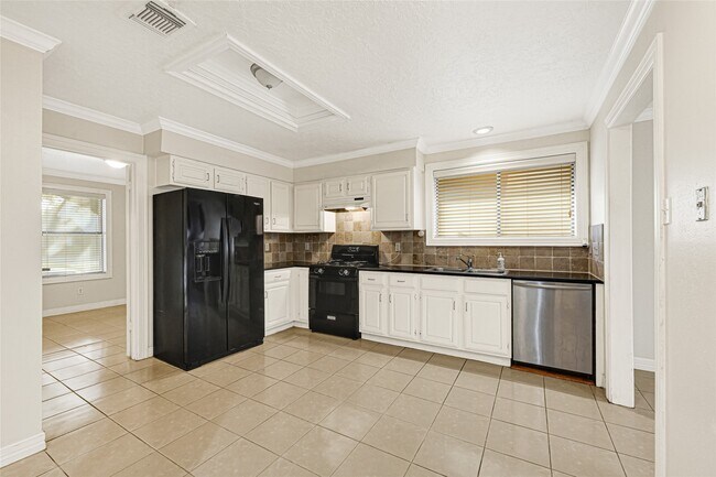 Building Photo - 5538 Fairview Forest Dr