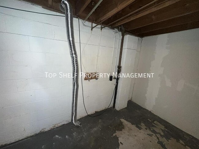 Building Photo - 2427 Welbeck Rd