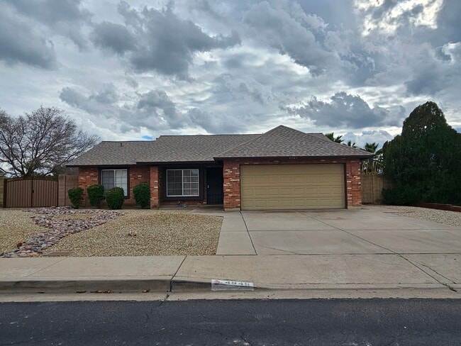 Building Photo - 4945 E Fox St