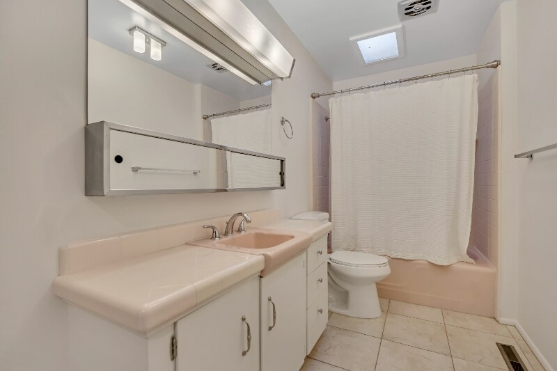 Building Photo - 3998 S Oliver Dr