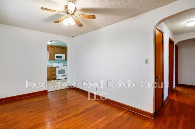 Building Photo - 838 Jenny Wren Dr