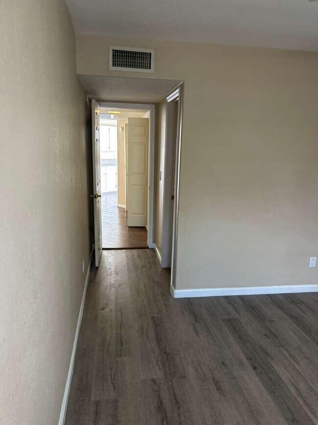 Building Photo - 15822 N 5th Ave