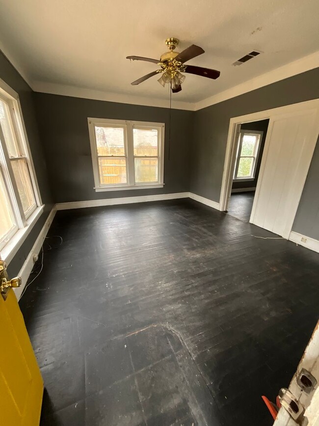 Building Photo - 6407 Henderson Ave