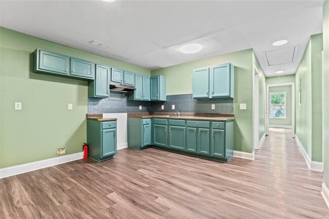 Building Photo - 930 Hall St NW