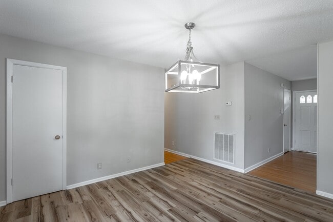 Building Photo - 3 Bedroom Home Close to All
