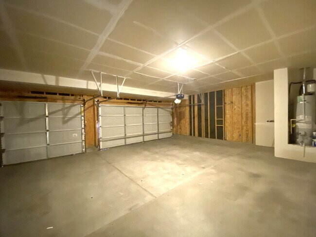 Building Photo - 4BR - PLUS LOFT and 3 CAR GARAGE