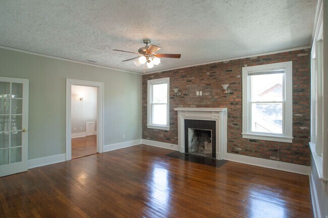 Building Photo - Quiet, Spacious 2BR/1BA