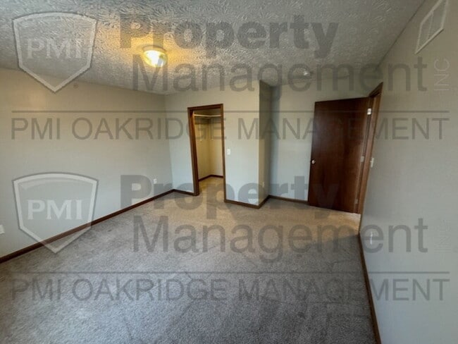 Building Photo - 2 Bedroom Townhouse with Garage