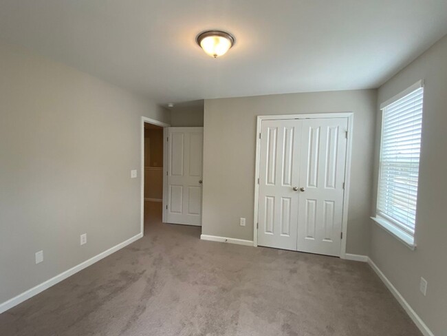 Building Photo - Spacious End Unit Townhome in Blakeney Com...