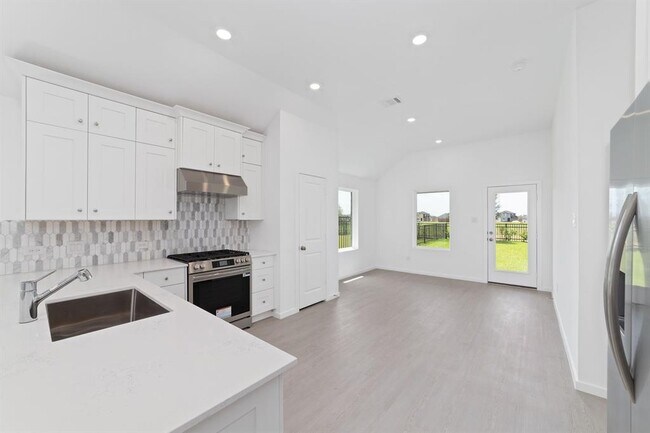 Building Photo - 27619 Village Cir Dr
